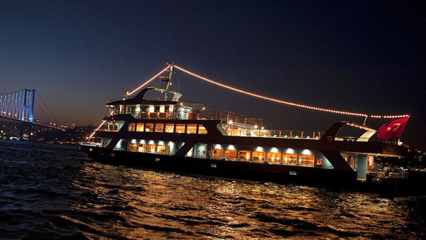 BOĞAZ TURU EŞLİĞİNDE TEKNEDE İFTAR VE MİNİ İSTANBUL TURU